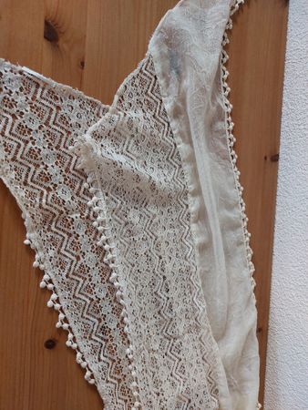 Weißer Schal mit Rüschen 
