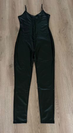Jumpsuit Lederoptik schwarz ärmellos Grösse S gebraucht