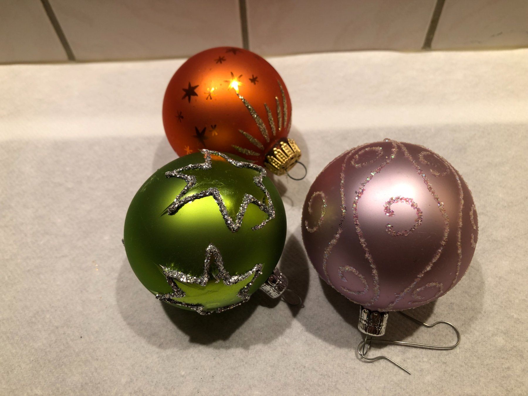 Alle Dekorationen: Trio sehr hübsche Weihnachtskugeln mit Glimmer – Gebraucht aus Gossau/ZH von amazonas66