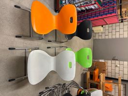Stapelbare Stühle in verschiedenen Farben zu verkaufen
