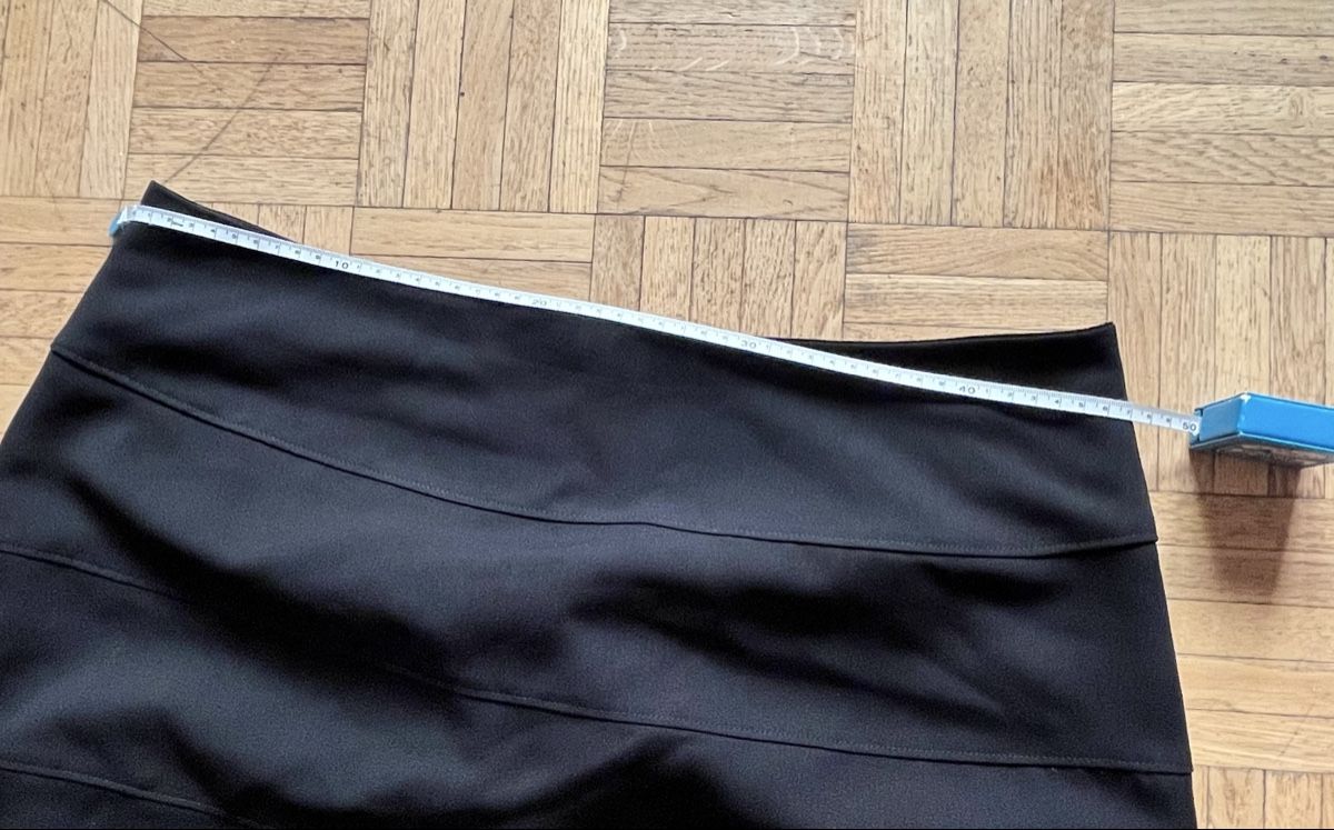 Gonne: Jupe noire taille 46 bon état – Nuovo (secondo la descrizione) da Genève venduto da ct_fqr8 2