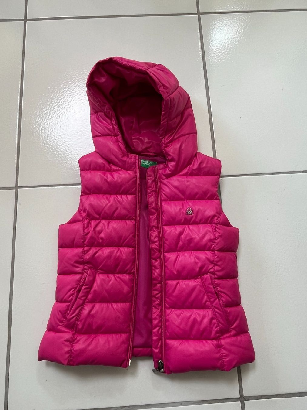 Benetton Sonstige Mädchenkleider: Wattierte Weste mit Kapuze / Benetton / 120cm – Gebraucht aus Oberrieden von mcl_g5vk