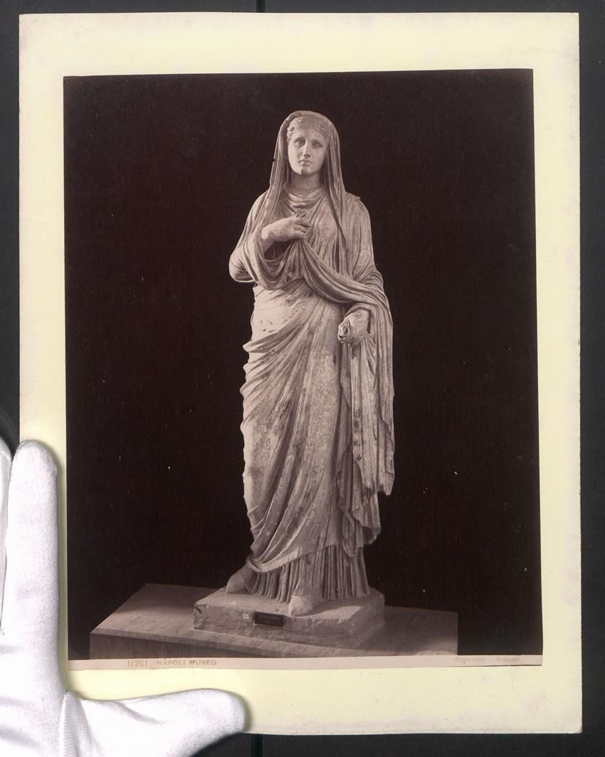 Fotografie & Manifesti: Fotografie Napoli, Statue der Eumachia i – Usato da Berlin venduto da bartko-reher