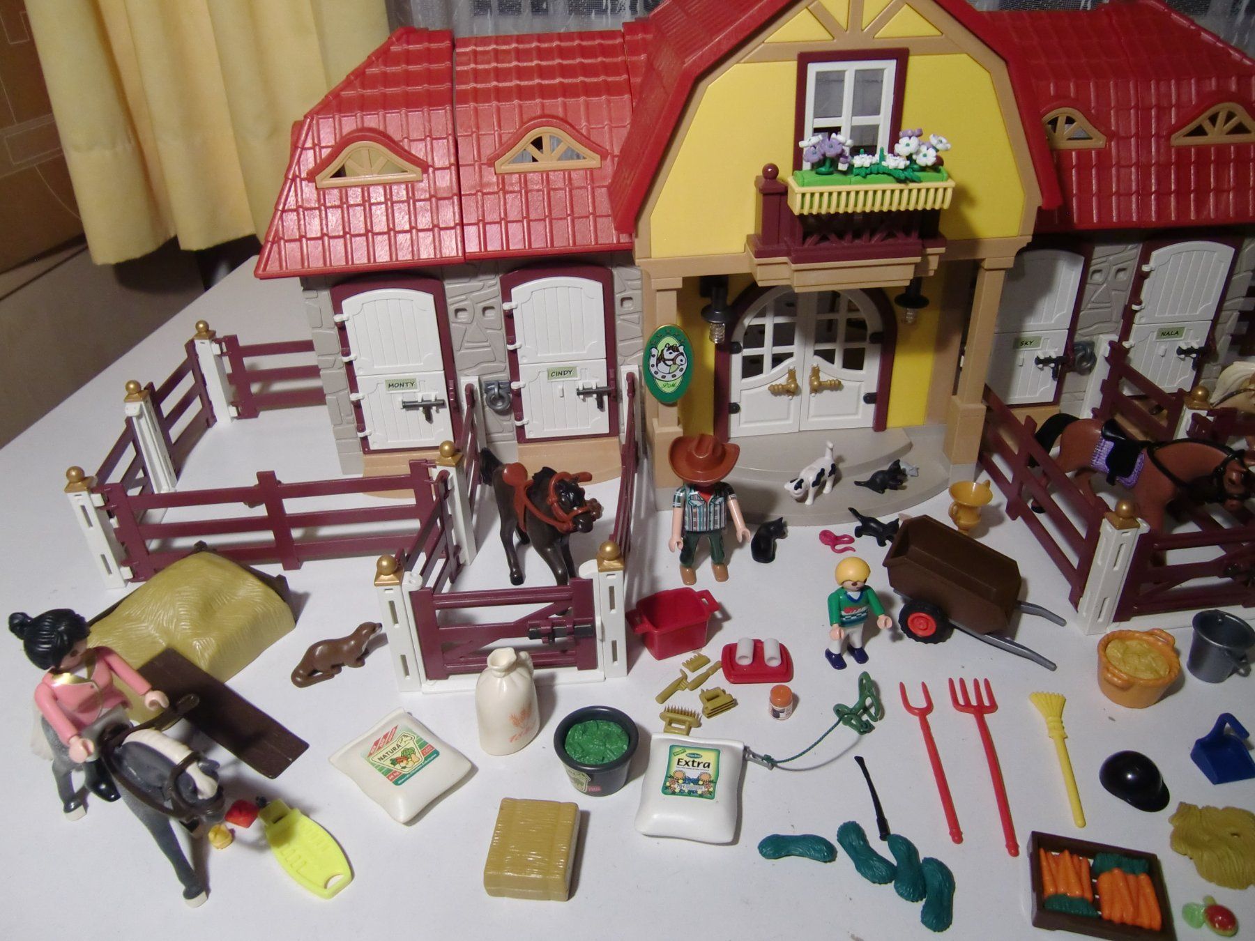 Playmobil Giocattoli: Playmobil Reiterhof mit Paddocks + Transporter – Usato da Arbon venduto da magenta10 1