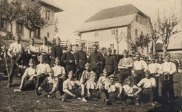Gruppenfoto von Soldaten, Häuser und Scheunen