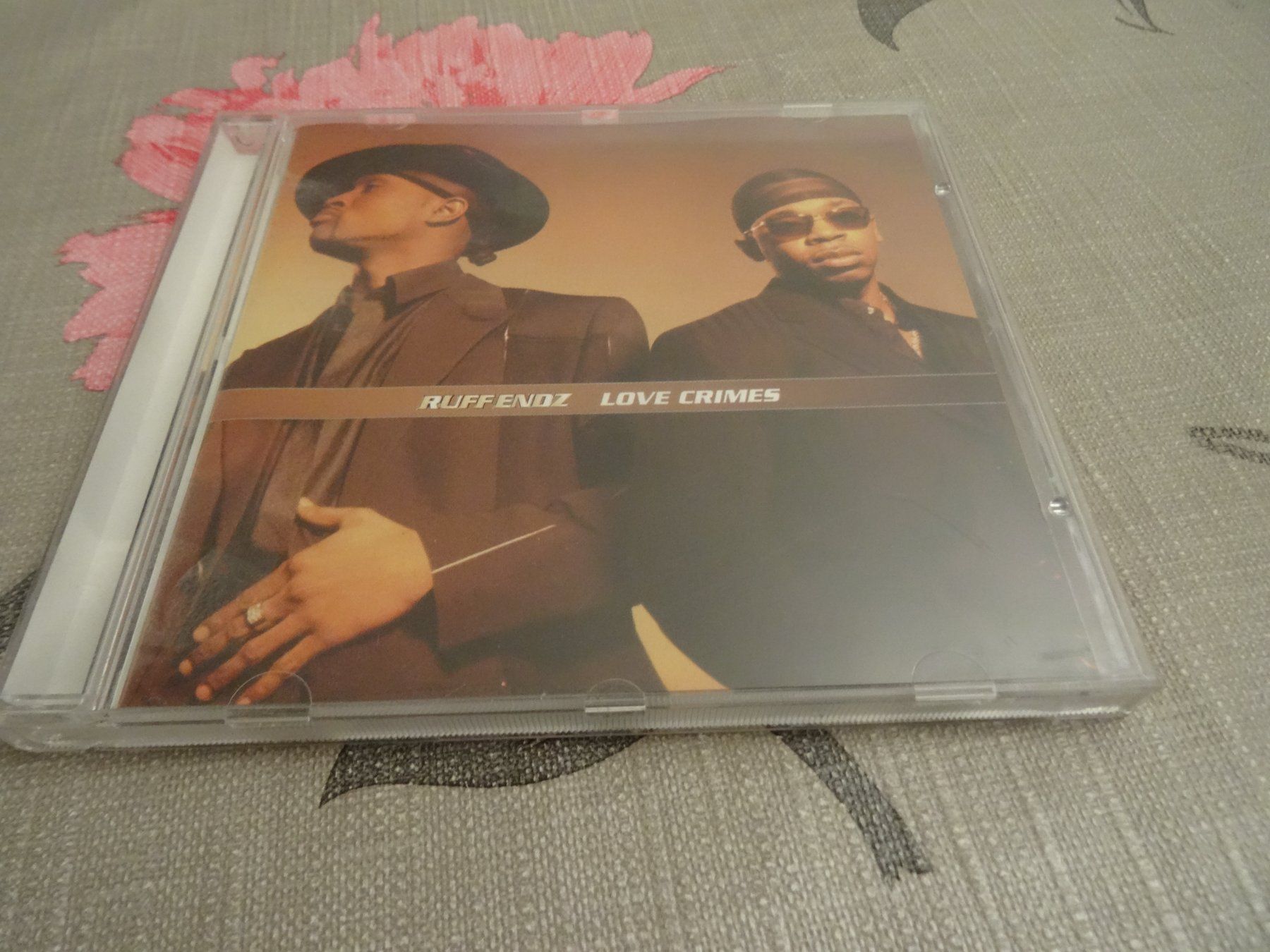 CD: Ruff Endz - Love Crimes - CD - – Usato da Olten venduto da Disc-Ausverkauf