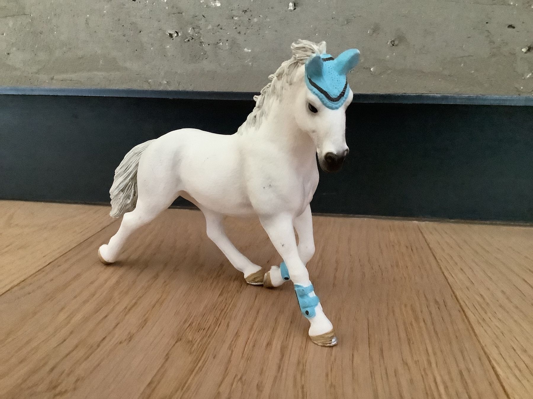 Schleich Giocattoli: Schleich Pferd weiss guter Zustand – Usato da Hohentannen venduto da Grimblegromble