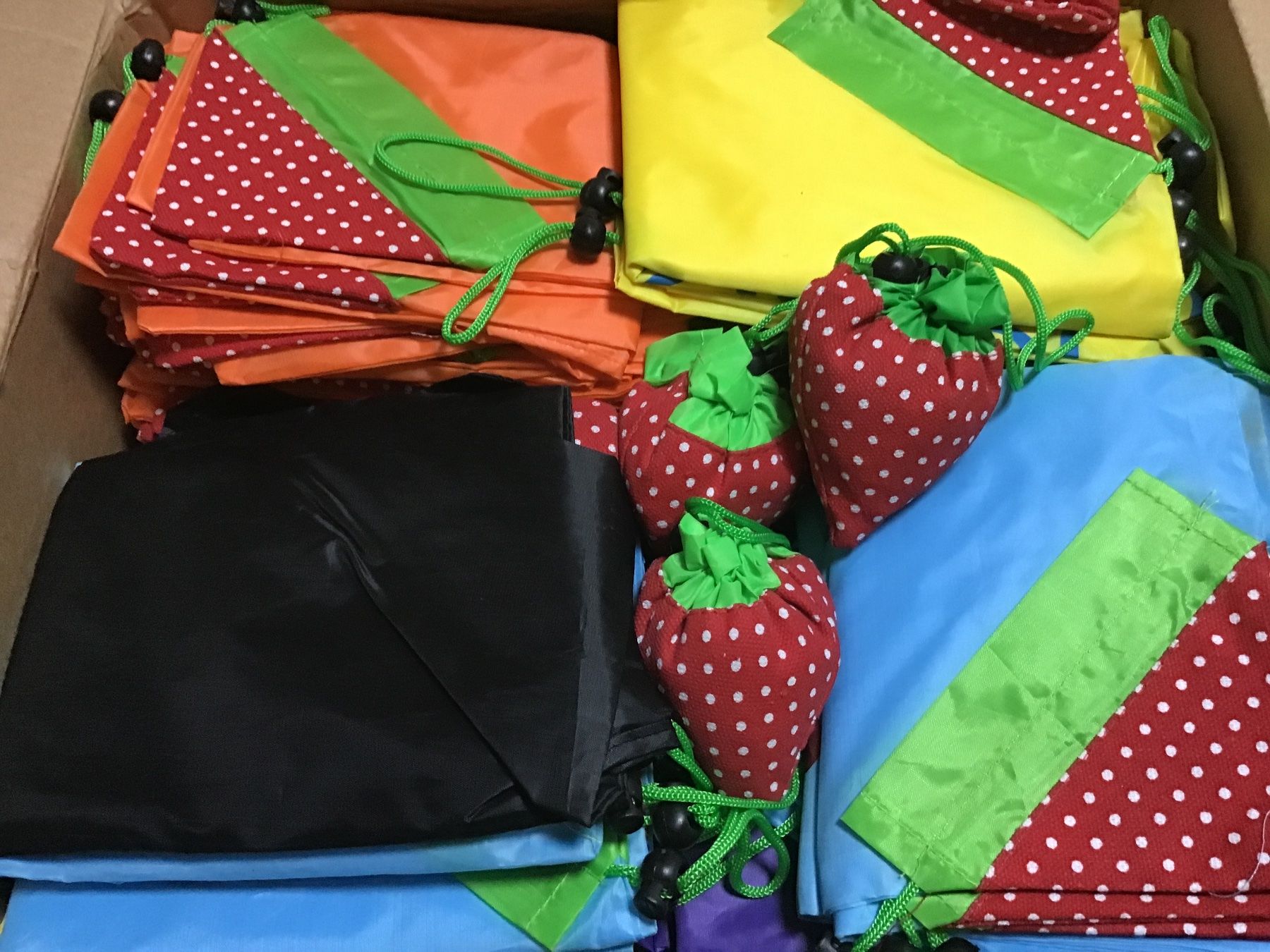 Sacs: 63 sacs pliables en forme de fraise – Neuf avec emballage d'origine à Lausanne par topthai