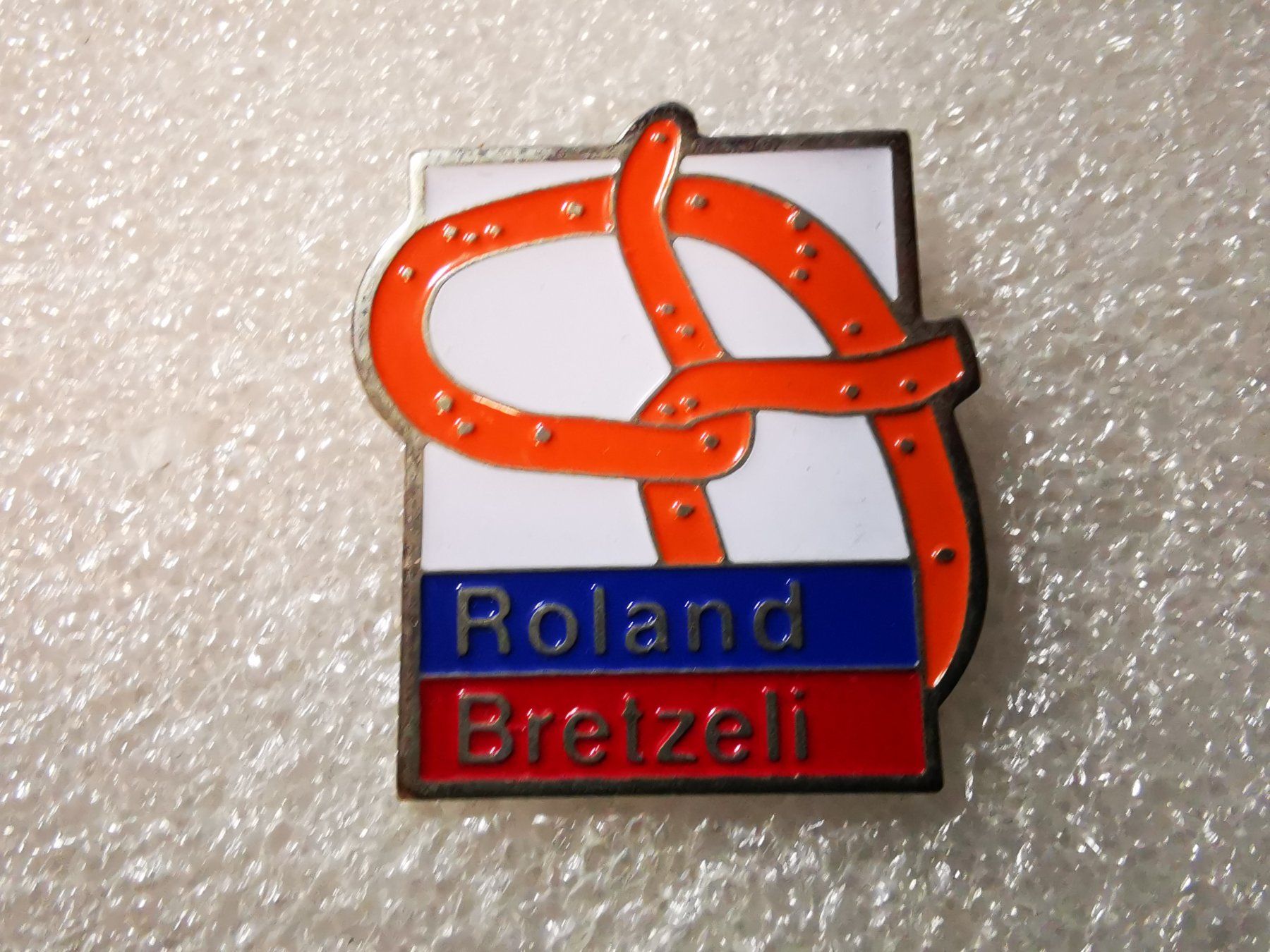 Plaketten & Abzeichen: Ansteckpin 5: Roland AG Bretzeli – Gebraucht aus Oppligen von Pin-Fall-Shop