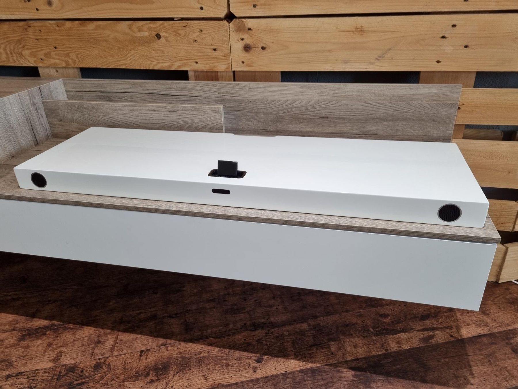 Bang & Olufsen Casse acustiche: finite elemente HOHRIZONTAL 51 mit Bluetooth weiss – Nuovo e nell'imballaggio originale da Jona venduto da Versteigerungen 1