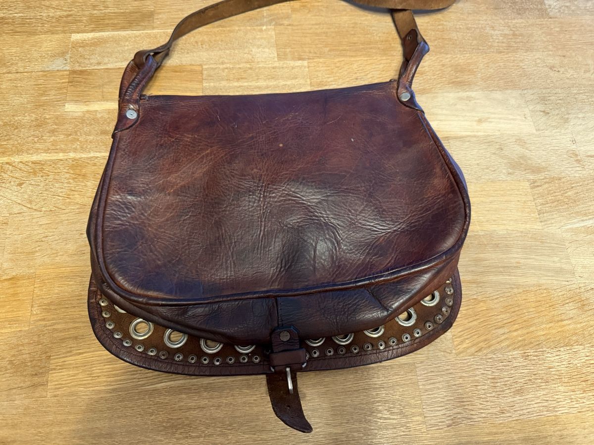 Taschen für Damen: Vintage Leder Handtasche mit Nieten – Gebraucht aus Goldach von Messerguru 3