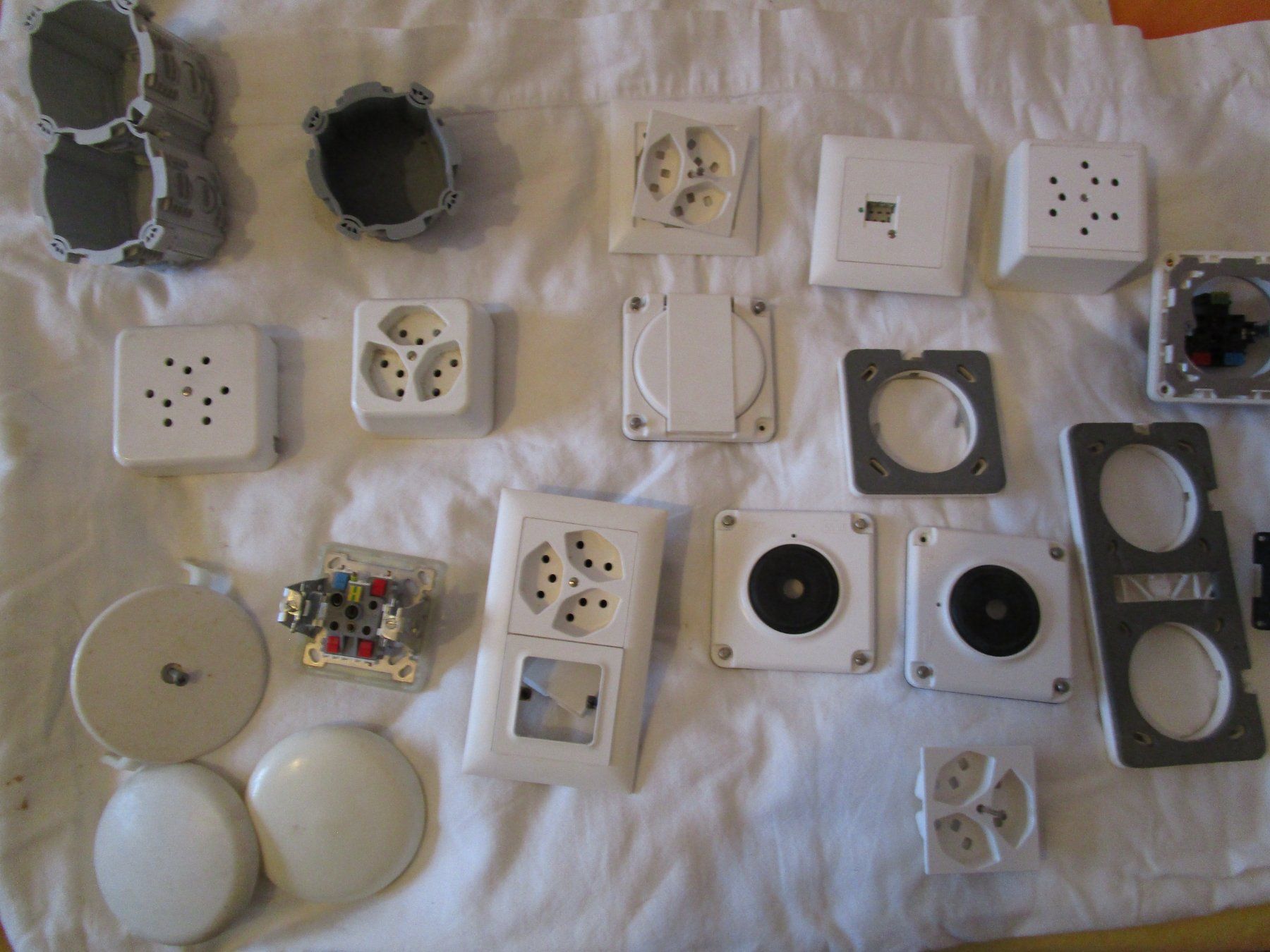 Feller Spine: Assortiment matériel électrique – Usato da Lutry venduto da Momo1095 2
