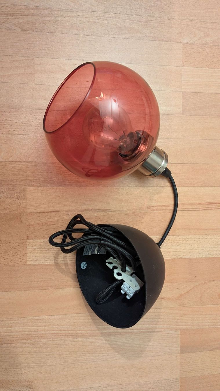 Lampadari & plafoniere: Moderne Hängelampe mit rotem Glasschirm – Usato da Winterthur venduto da valyval