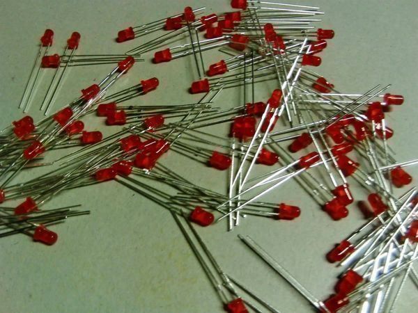 Componenti elettronici: LED rot 3mm, 100 Stück – Nuovo (secondo la descrizione) da Luzern venduto da Salefactory