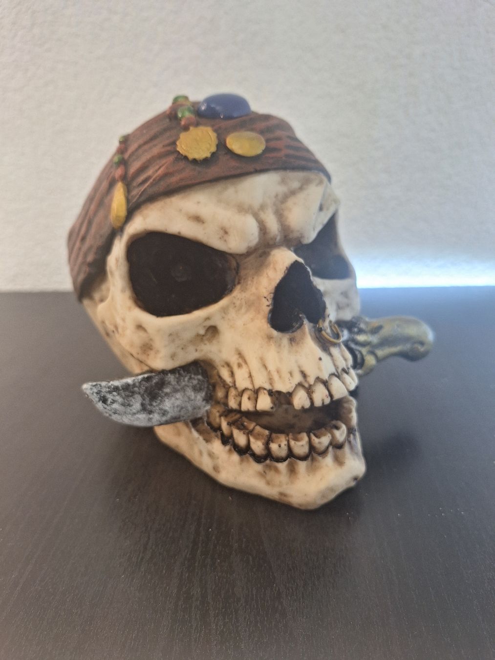 Alle Dekorationen: Totenkopf mit Degen – Gebraucht aus Horw von lee_mml6