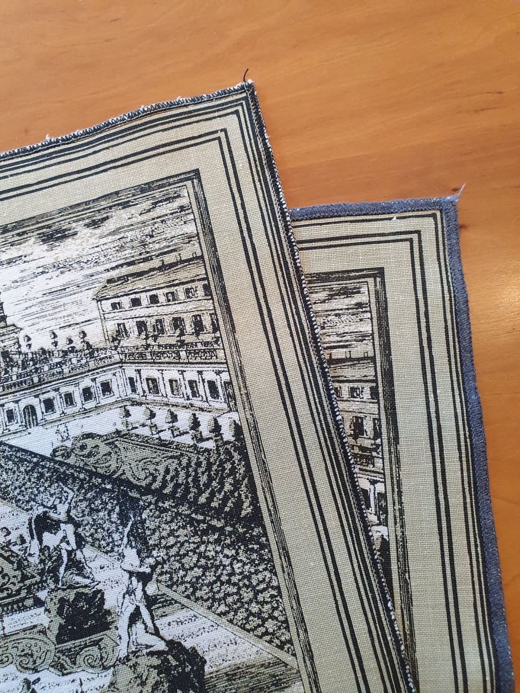 Set di tavolo e panche: 6 Sets Stoff-Tischsets mit Stadtansichten – Usato da Thalwil venduto da meinverkauf 6
