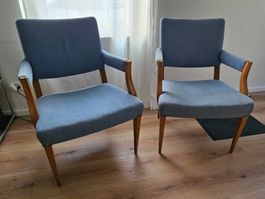 2 Vintage blaue Sessel neu bezogen / aufgepolstert Eichfüsse