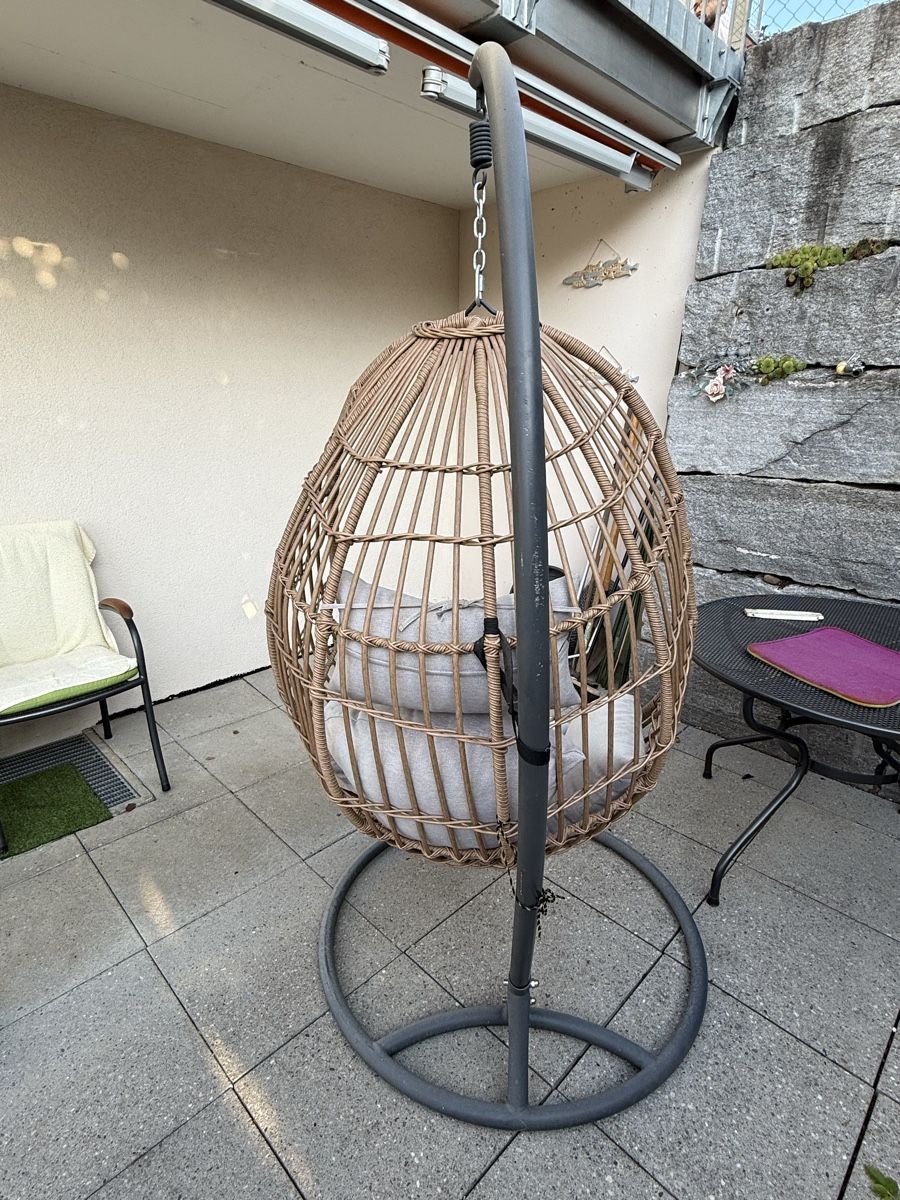 Poltrone pensili da giardino: Hängesessel Norica mit Gestell, beige – Usato da Otelfingen venduto da Otto4 1