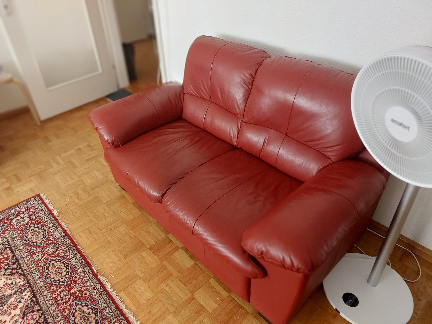 Sofas: 2 sofas, rote kunstleder, 2er und 3er, guter zustand – D'occasion à Allschwil par akbarfarshori 3