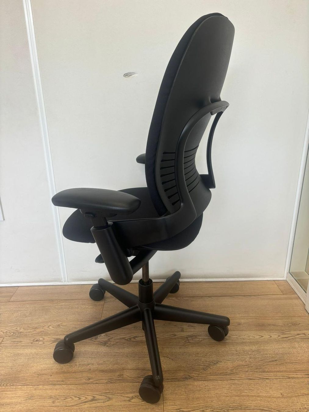 Steelcase Sedie: Refurbished Steelcase Leap Schwarz – Usato da Purmerend venduto da Offeco 3
