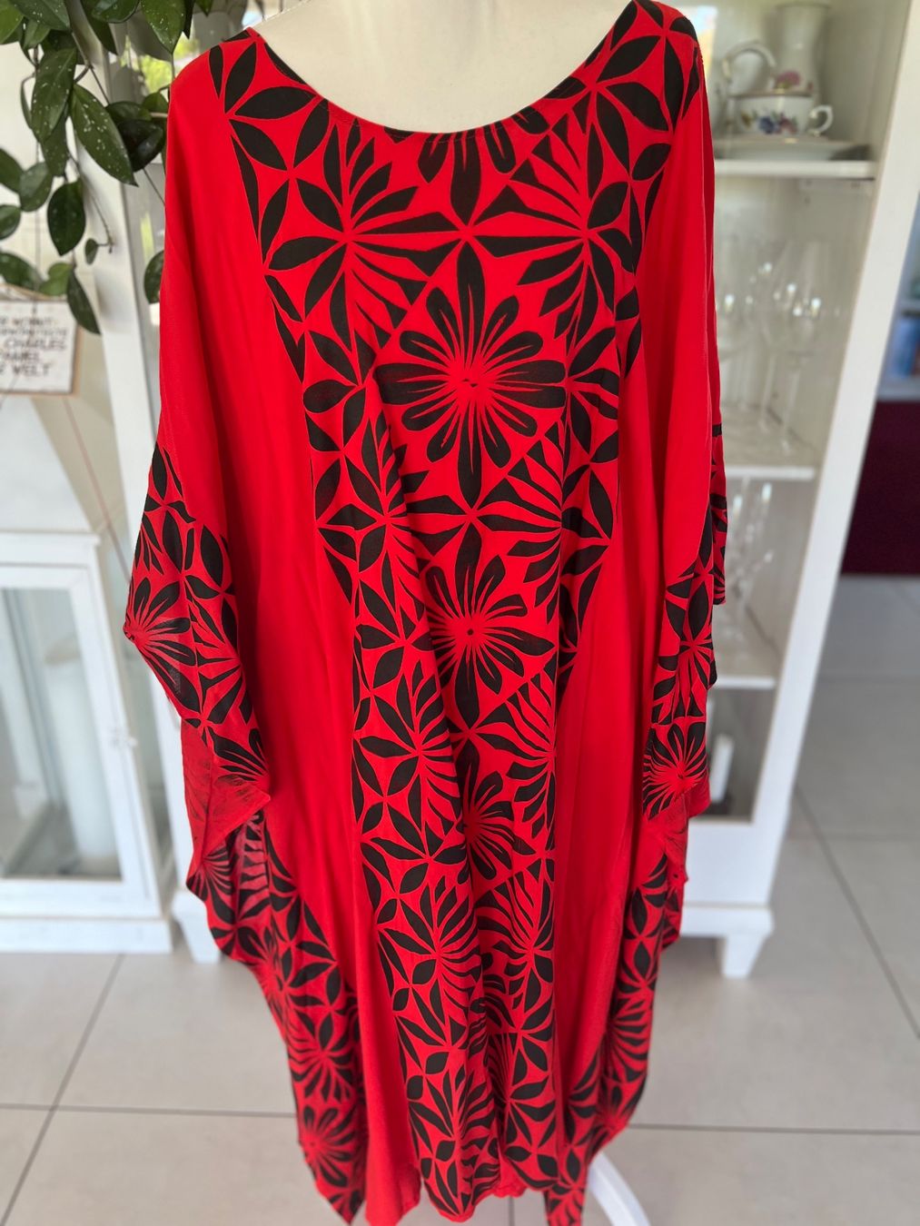 Vestiti: Rotes Sommer Kleid mit speziellem Muster, Gr. 46 – Usato da Ebmatingen venduto da Mistelu