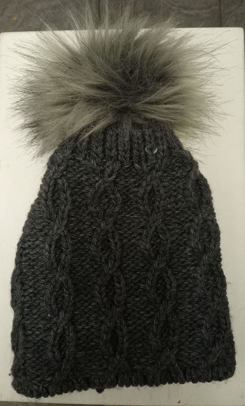 Copricapi, berretti & cappellini: Warme, handgestrickte Wintermütze mit Bommel, Grau – Usato da Allschwil venduto da Evgeniia78