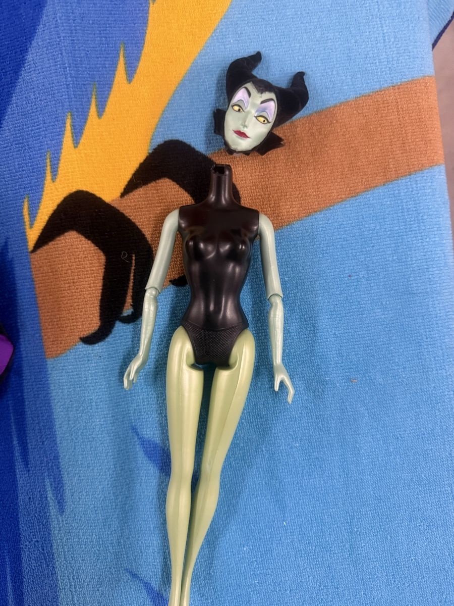 Disney Bambole: Barbie Maléfique vintage – Difettoso da Ecublens VD venduto da charliecinquillo 2