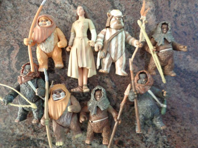 Hasbro Giocattoli: Star Wars Hasbro Ewokdorf mit Figuren – Usato da sargans venduto da Angamar 4