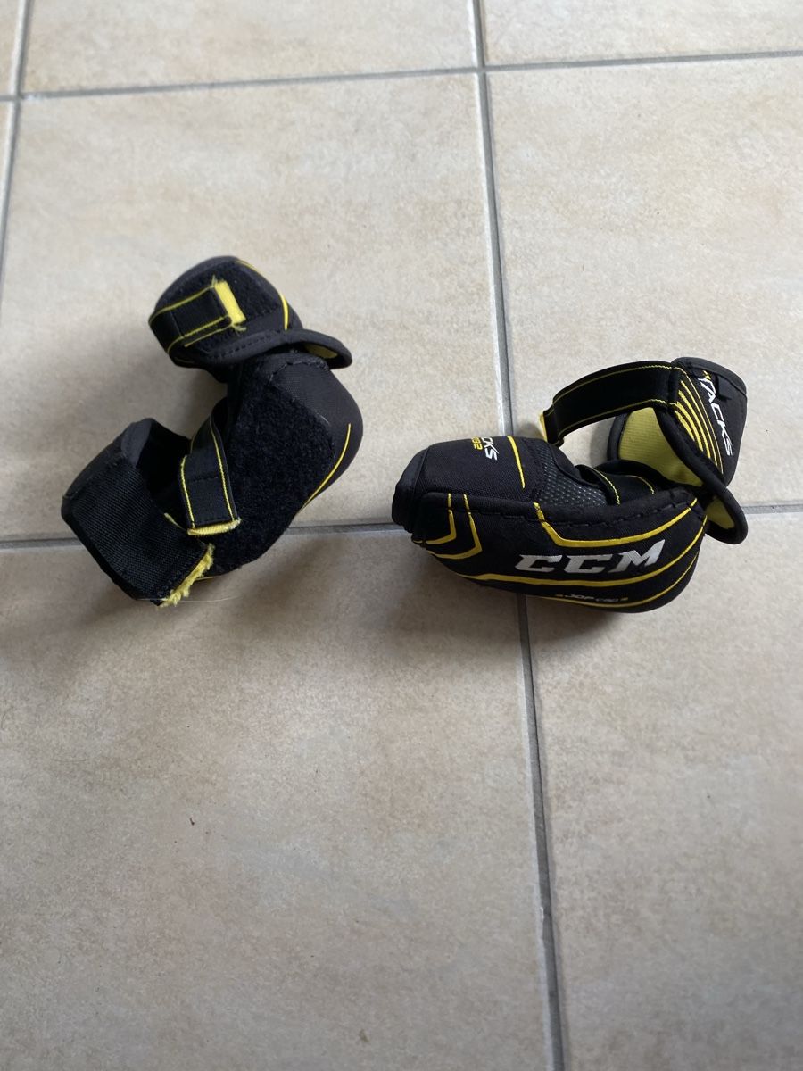 Anzüge: Eishockey Ellbogen Schutz Kinder – Gebraucht aus Studen BE von Bigiyb