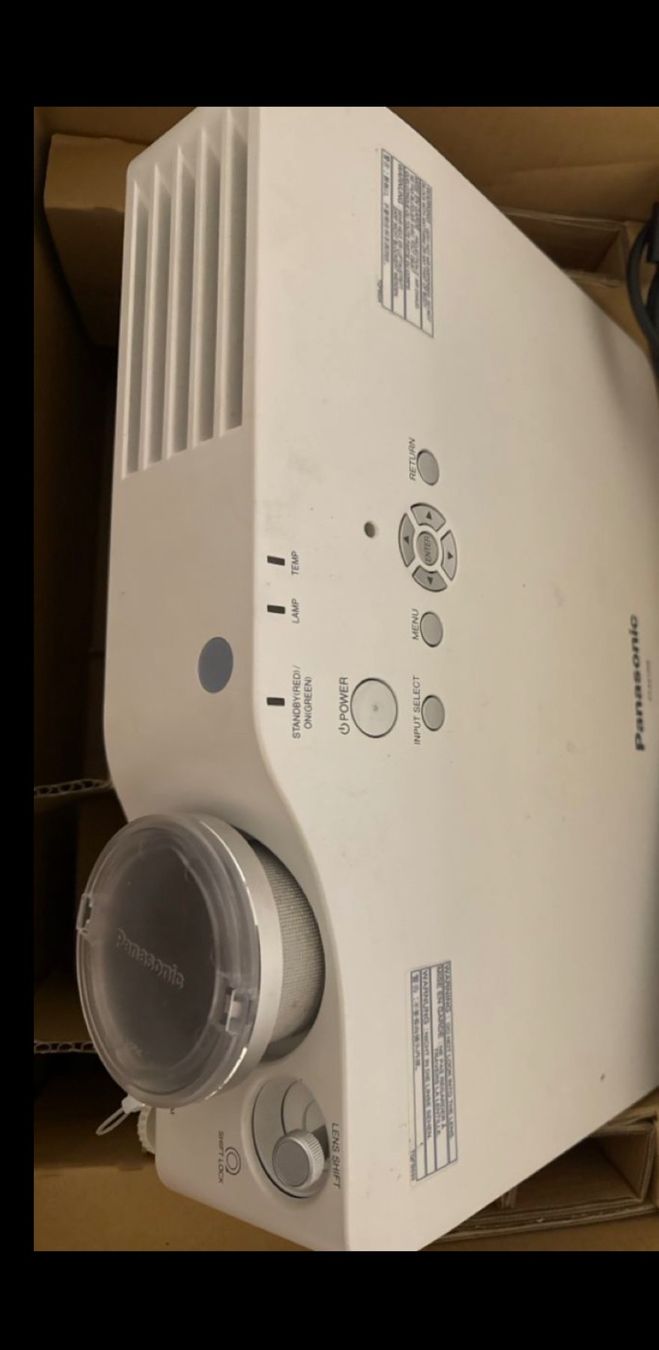 Proiettori: Projecteur Panasonic PT-AX100E HD – Usato da Crissier venduto da Body-Jonat