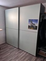 Geräumiger Schwebetürenschrank mit Milchglas-Fronten