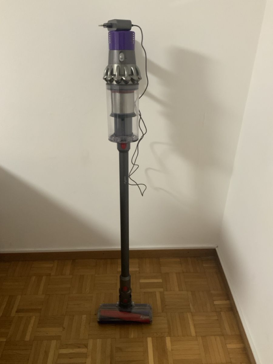 Dyson Aspirateurs & Accessoires: Aspirateur Dyson v10 – D'occasion à Lausanne par cjrrviseu 1