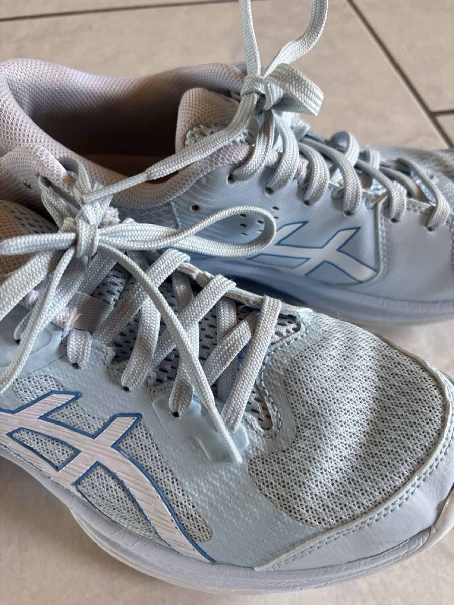 Asics Damenschuhe: Asics Hallenschuhe Damen hellblau Grösse 40.5 – Gebraucht aus Nottwil von wasserlufterde