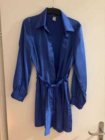 Elegantes blaues Hemdblusenkleid mit Gürtel – Made in Italy