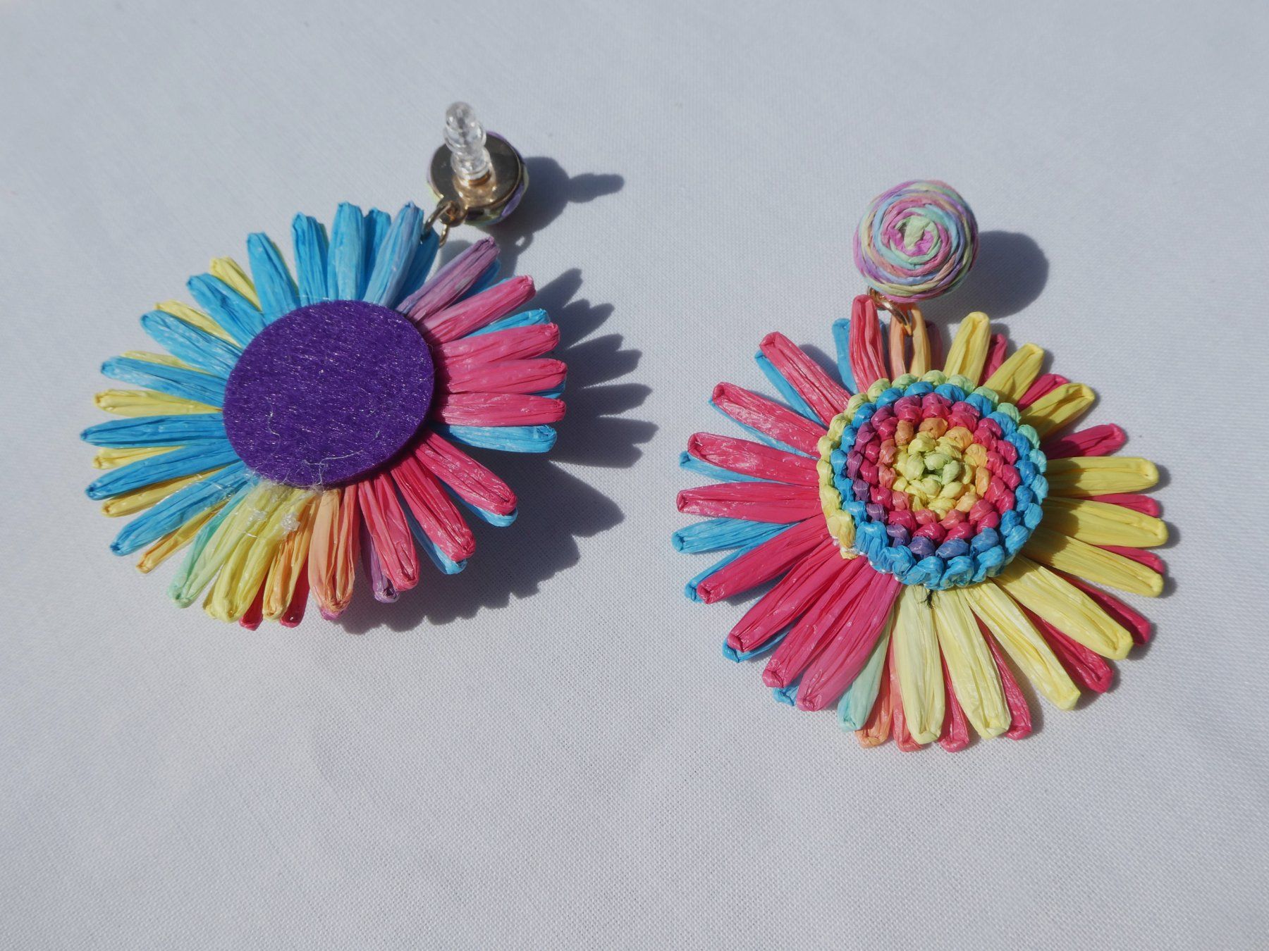 Ohrringe & -stecker: Grosse Raffia-Blumen-Ohrstecker, Modeschmuck / NEU – Neu (gemäss Beschreibung) aus Gattikon von kaandooh 2