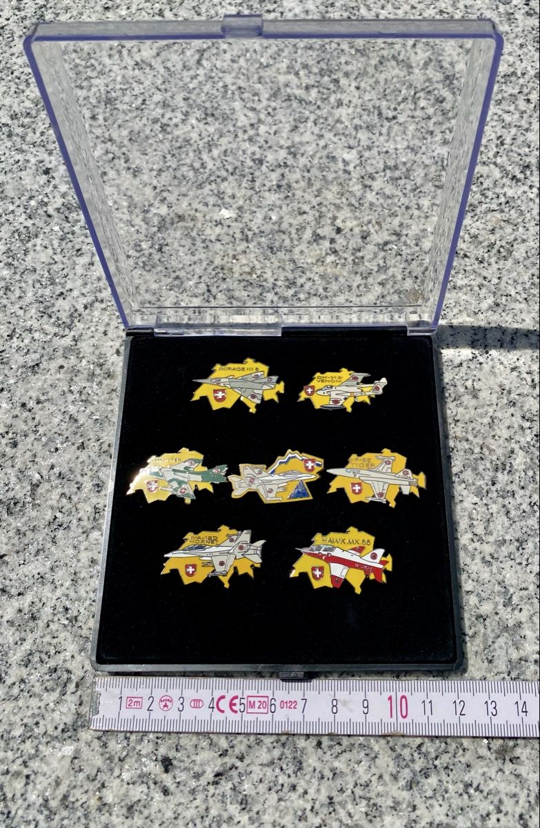 Schweizer Armee Placchette & Badge: Sammlung Flugzeug-Anstecker Schweizer Luftwaffe – Usato da Rotkreuz venduto da Once0 1