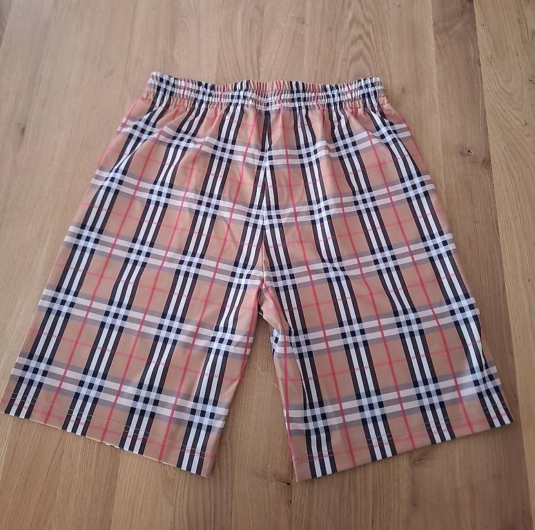 Pantaloni: Kurze Shorts  – Usato da Niederuzwil venduto da Liberatopixel 1