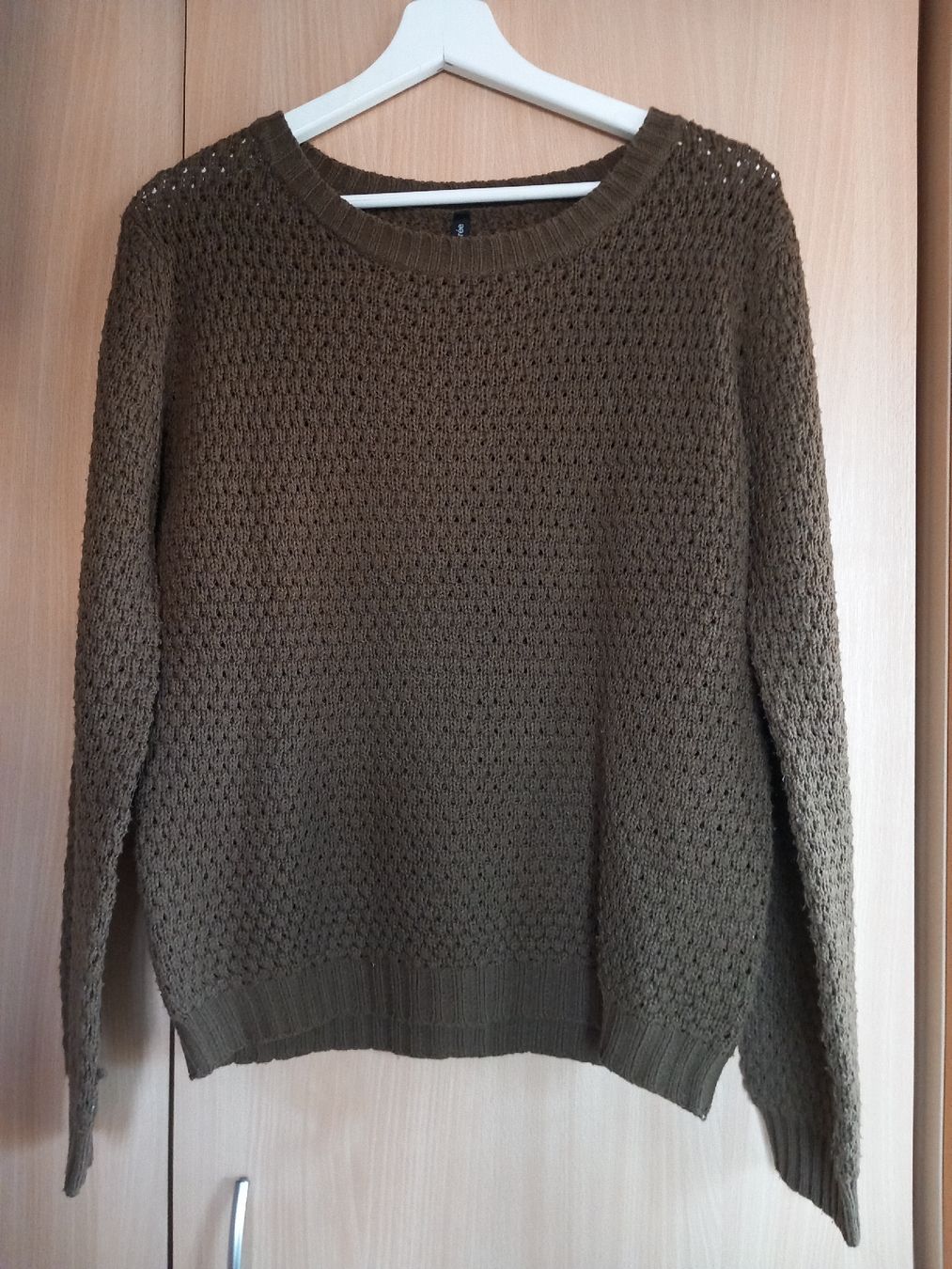Pullover & Sweatshirts: Pull vert kaki en maille Taille M – Gebraucht aus Faoug von per_kp6r