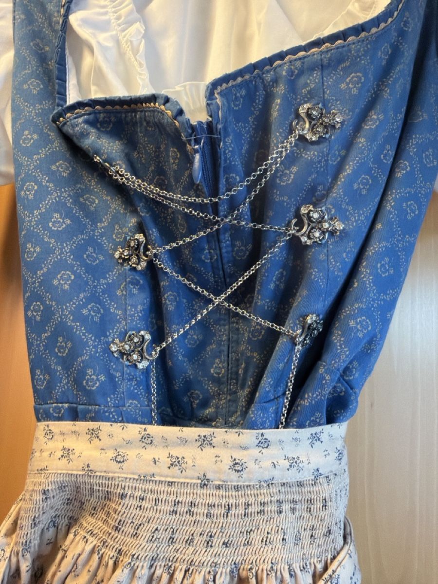 Robes: Dirndl Gr. 42 mit Bluse – D'occasion à Schänis par Knuffli 1