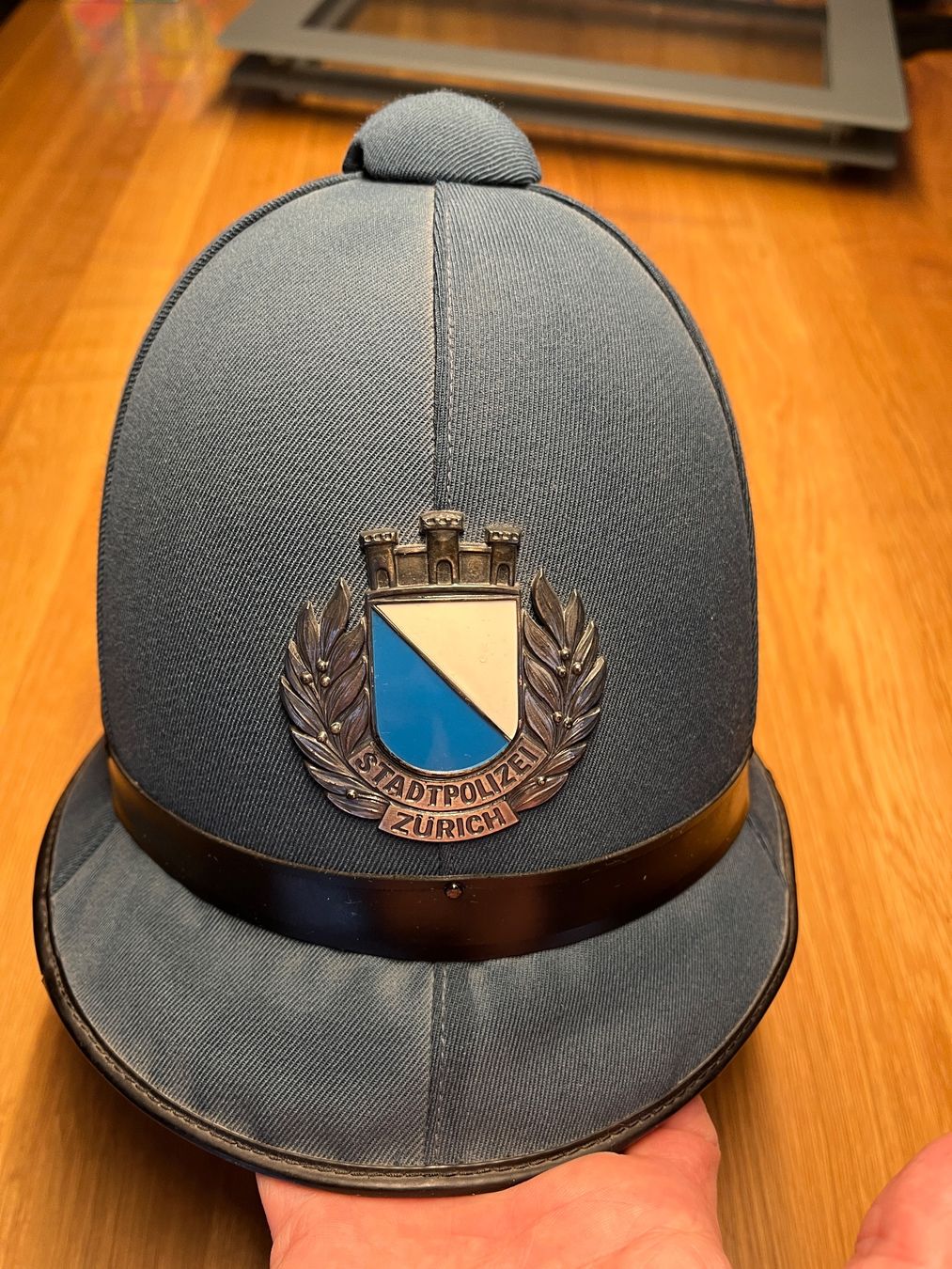 Uniformi: Stadtpolizei Zürich Helm/Bobby – Usato da Flaach venduto da Blauefreiheit
