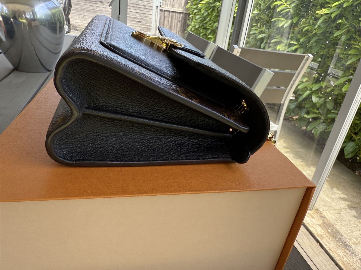 Louis Vuitton Taschen für Damen: Louis Vuitton Victoire Monogram Noir Schultertasche – Gebraucht aus Muttenz von jus_nkk2 1