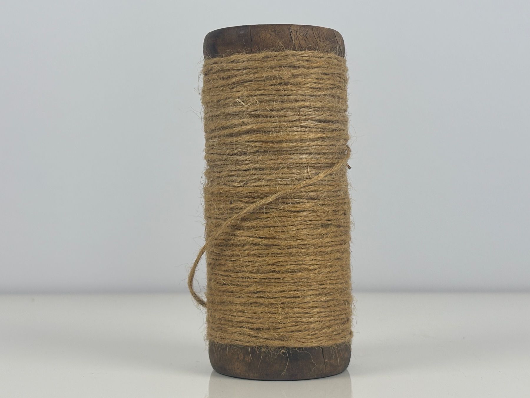 Tutte le decorazioni: Alte Holzspule mit Juteschnur – Usato da Wettingen venduto da Wendemarket