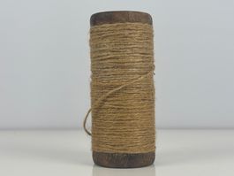 Alte Holzspule mit Juteschnur