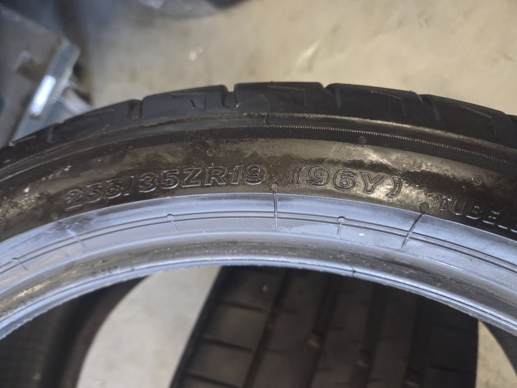 Bridgestone Pneus & Roues: 255 / 35 R 19  96Y Bridgestone – D'occasion à Fischbach-Göslikon par Emanuel.Bardhi 3