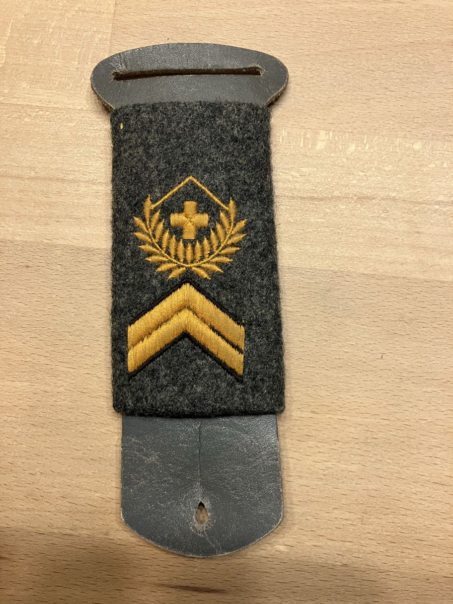 Schweizer Armee Uniformen: Gradabzeichen Feldweibel – Gebraucht aus Maienfeld von schpiss