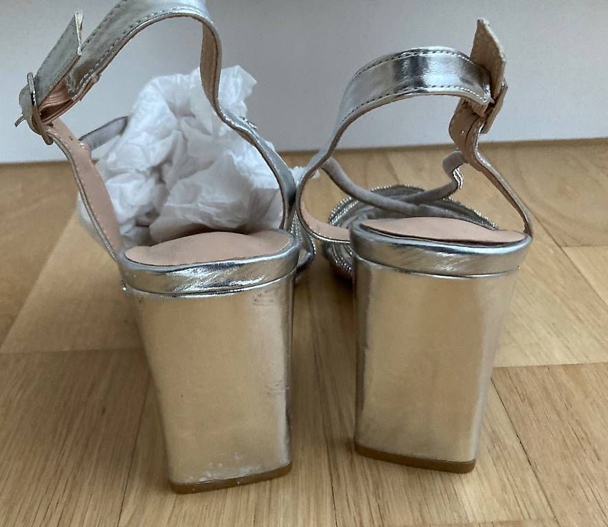 Scarpe da donna: Damen Sandaletten Silber Gr. 38 – Usato da Neuenhof venduto da fiore011 2