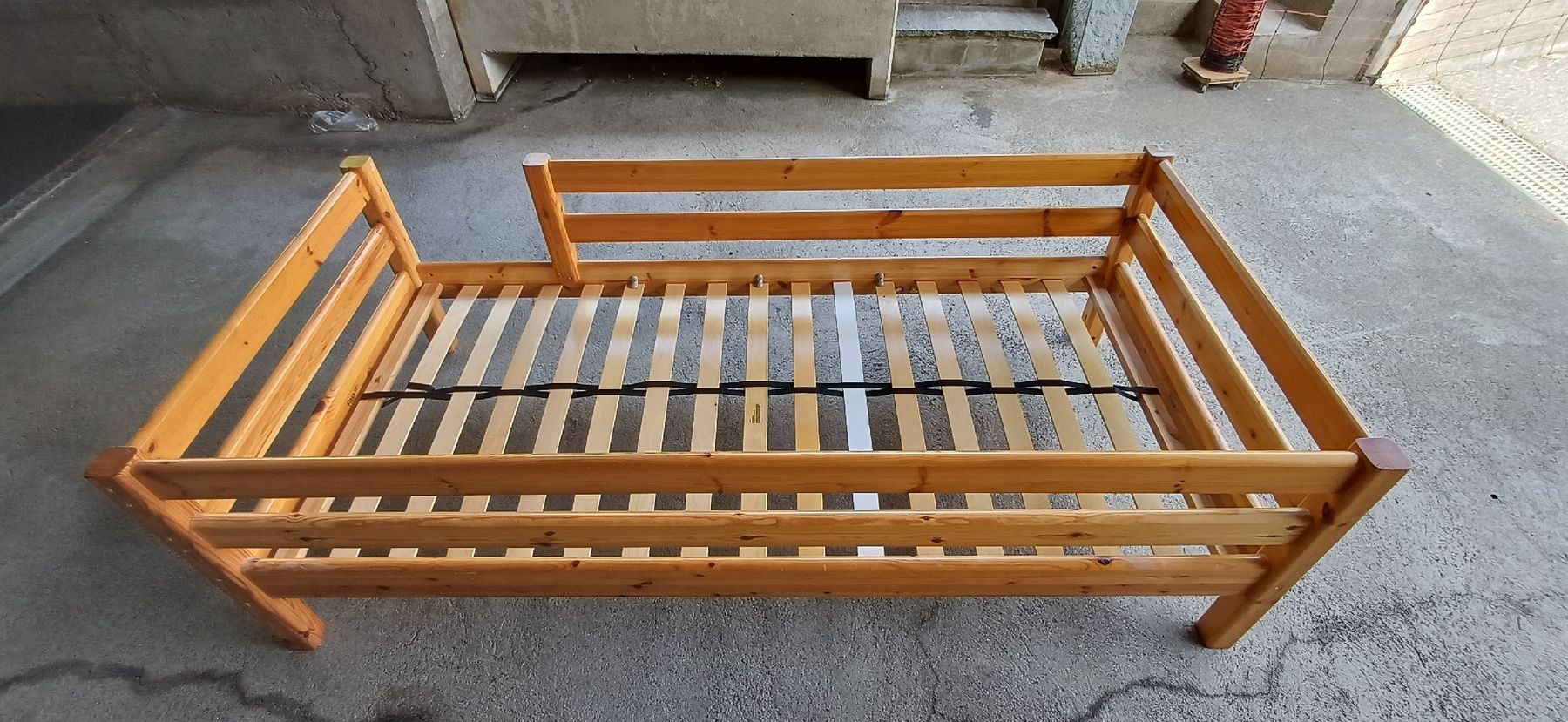 Letti: Flexa Kinderbett mit Holz Lattenrost – Usato da Arth venduto da buepet73 1
