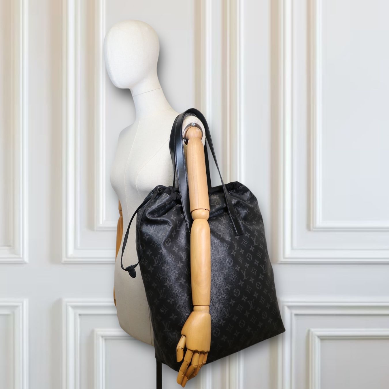 Louis Vuitton Borse: Louis Vuitton Cabas Light Monogram eclipse – Usato da Binningen venduto da Designerlabels 1