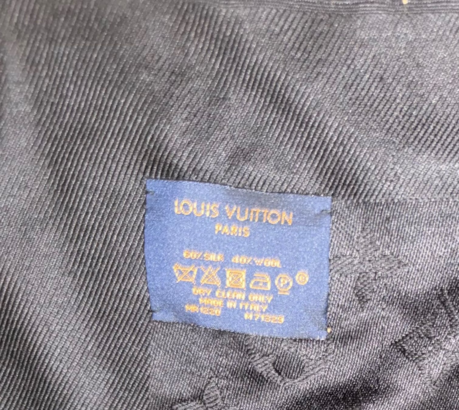 Louis Vuitton Foulards & écharpes: Louis Vuitton - Châle Monogram noir - Authentique – D'occasion à Mont-sur-Lausanne par Carolaneloisel 3