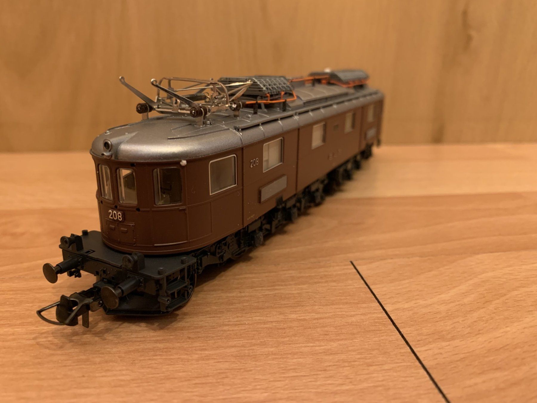 Roco Modellini di ferrovie: Roco BLS Ae 6/8 208 DC mit Schnittstelle – Usato da Därligen venduto da Schiestl9 1